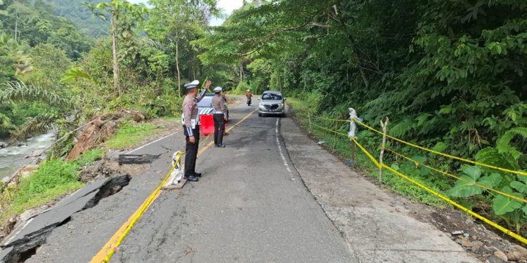 Sat Lantas Polres Lambar Pantau dan Pengaturan Arus Lalin di Lokasi Jalan Amblas KM 22 Pekon Kubu Perahu