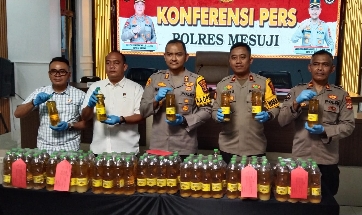 Polisi Sita 3249 Botol Minyak Kita Dari Gudang Milik Mantan Sekda Mesuji