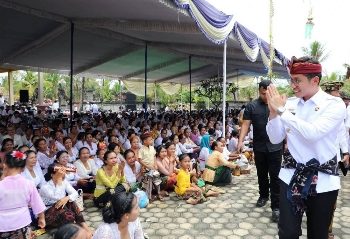 Bupati Egi Hadiri Upacara Melasti di Balinuraga