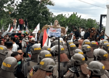 Ribuan Massa AMPP Demo KPU Pesawaran, Sempat Terjadi Ricuh