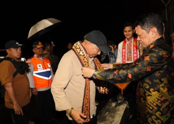 Gubernur Rahmat Mirzani Djausal Disambut Plh. Sekdaprov Firsada dan Ibu Wulan Sari Mirza di Bandara Raden Inten II