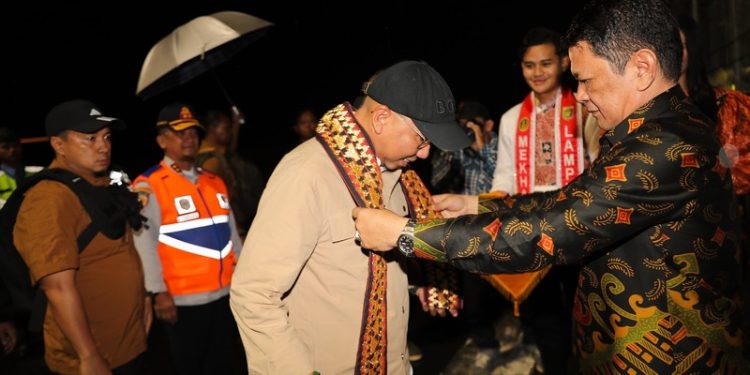 Gubernur Rahmat Mirzani Djausal Disambut Plh. Sekdaprov Firsada dan Ibu Wulan Sari Mirza di Bandara Raden Inten II