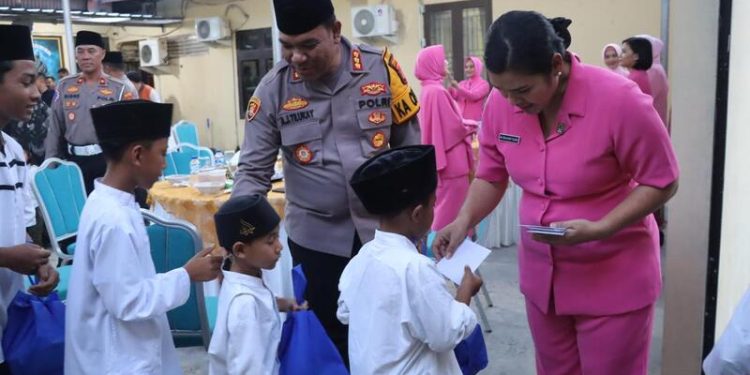 Kapolresta Bandar Lampung Buka Bersama Anak Yatim Hingga Berikan Santunan