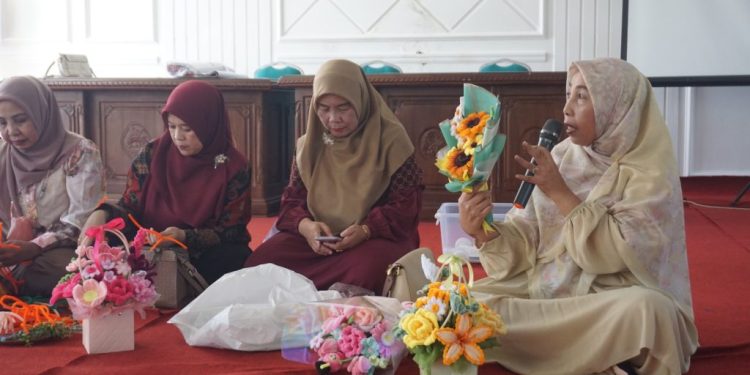 DWP Unila Gelar Pelatihan Buket Bunga dari Kawat Berbulu