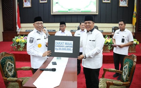Gubernur Mirza Tunaikan Zakat Fitrah dan Zakat Mal