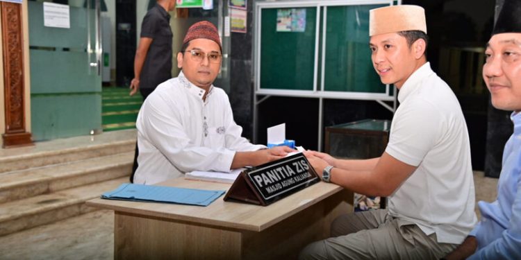 Bupati Radityo Egi Pratama Tunaikan Zakat di Masjid Agung Kalianda