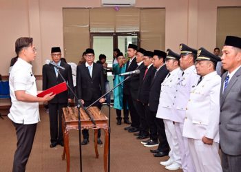 Lantik Delapan Pejabat Administrator, Bupati Egi: Pejabat Jangan Anti Kritik