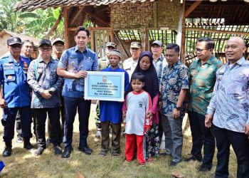 Bupati Egi Salurkan Bantuan RTLH untuk Korban Rumah Ambruk