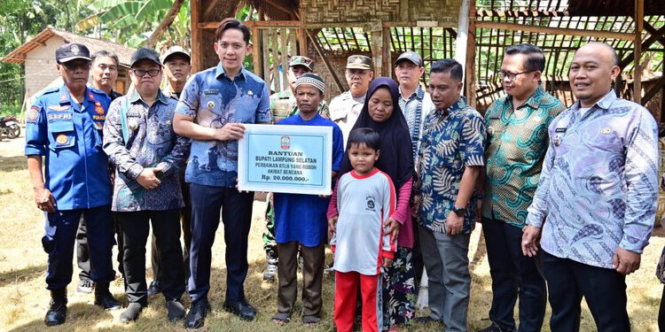 Bupati Egi Salurkan Bantuan RTLH untuk Korban Rumah Ambruk