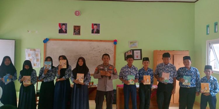 Satbinmas Polres Tulang Bawang Binluh Tentang Bullying Kepada Pelajar SMP Bina Bhakti