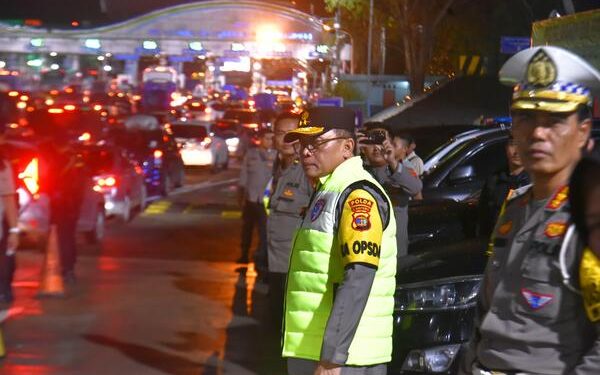 Berhujan demi Kelancaran Arus Balik : Potret Kesigapan Polisi di Pelabuhan Bakauheni