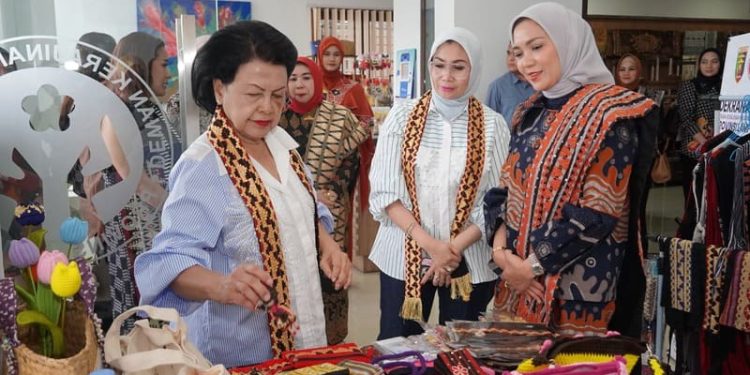 Ketua Umum IAD Kunjungi Dekranasda dan Apresiasi Wastra Lokal