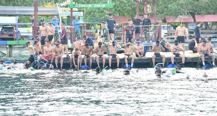 Perwira Brigif 4 Mar/BS Wilayah Lampung melaksanakan Renang Laut Jarak 2000 Meter