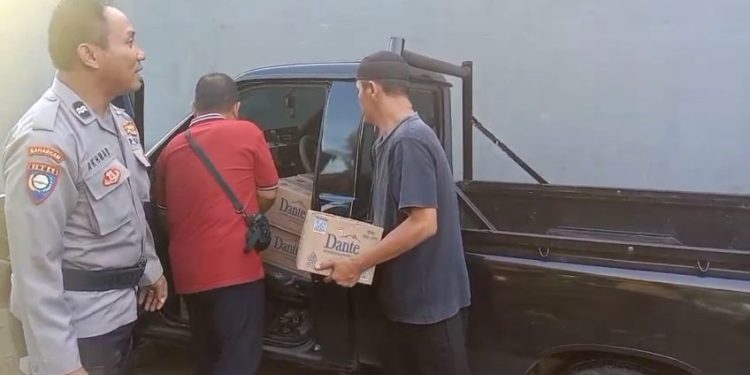 Warga Binaan Meninggal Dunia, Bhabinkamtibmas Berikan Bantuan Air Mineral