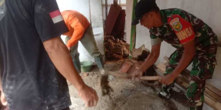 Babinsa Kelurahan Perwata Sertu Supriyanto Turun Tangan Bantu Perbaikan Rumah Korban Longsor