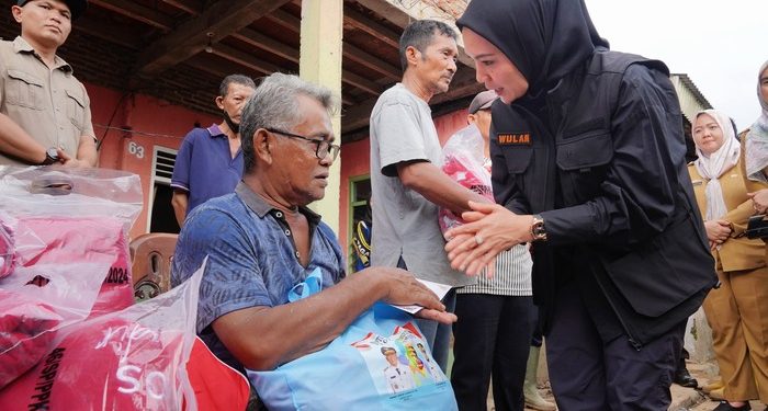 Wulan Mirza Kunjungi Korban Banjir di Panjang, Serahkan Bantuan dan Sampaikan Belasungkawa