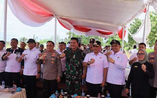 Dorong Swasembada Pangan Daerah, Danrem 043/Gatam Ikuti Gerakan Tanam Padi Serentak di Metro