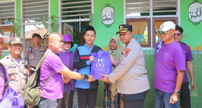 Polresta Bandar Lampung Bersama PT Asia Makmur Bagikan Ratusan Sembako Bagi Warga Korban Banjir