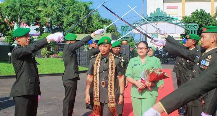 Korem 043/Gatam Gelar Acara Tradisi Penerimaan Warga Baru dan Serah Terima Jabatan