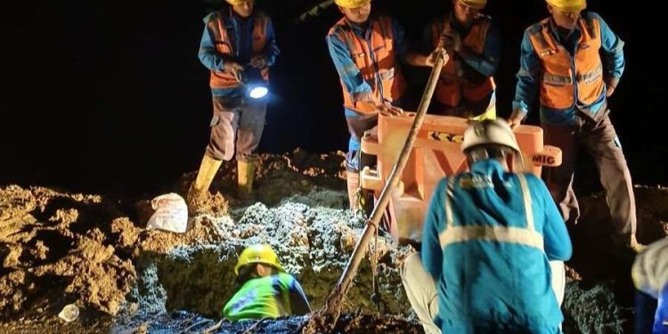 Anti Libur, Tim Siaga PLN Berjibaku Pulihkan Gangguan Listrik