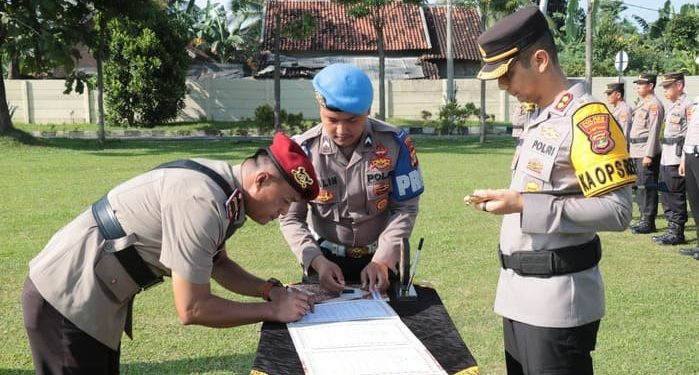 Polres Tulang Bawang Gelar Upacara Sertijab Satu Kasat dan Satu Kapolsek