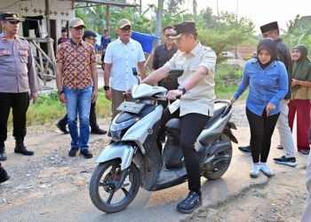 Tindak Lanjuti Keluhan Warga di Media Sosial, Bupati Egi Tinjau Jalan Rusak di Kecamatan Merbau Mataram