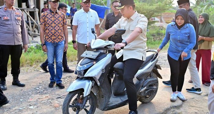 Tindak Lanjuti Keluhan Warga di Media Sosial, Bupati Egi Tinjau Jalan Rusak di Kecamatan Merbau Mataram