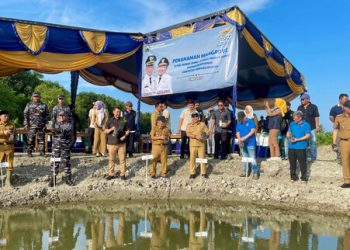 Wabup Syaiful Tanam Mangrove di PT Maju Tambak Sumur Ketapang