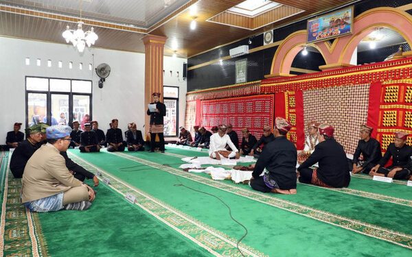 Wabup Syaiful Saksikan Penobatan Adat Keratuan Darah Putih