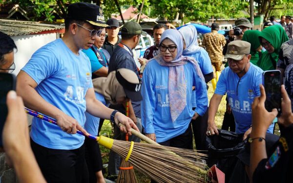Wujudkan Lingkungan ABRI dan BKW, Bupati Egi Lauching Gerakan Gotong Royong di Dermaga BOM