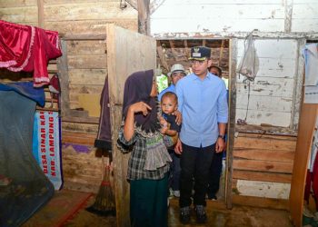 Bupati Egi Serahkan Bantuan Bedah Rumah kepada Warga Desa Budi Lestari