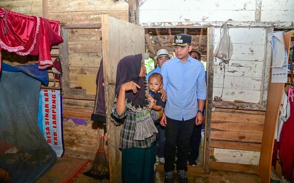 Bupati Egi Serahkan Bantuan Bedah Rumah kepada Warga Desa Budi Lestari