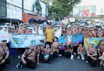 Gubernur Mirza Bersama Bunda Eva Hadiri Jalan Sehat HUT Bandar Lampung