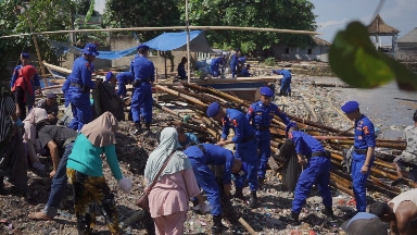 Ditpolairud Bersama Bid Humas Polda Lampung Ajak Warga Peduli Lingkungan