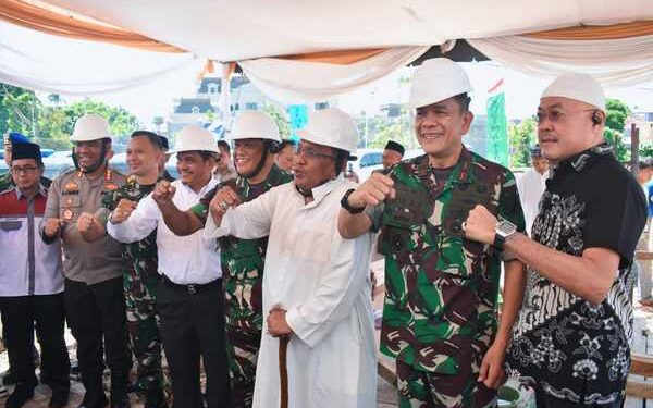 Danrem 043/Gatam Hadiri Peletakan Batu Pertama Pembangunan Sekolah Ponpes Riyadhus Sholihin Nur Rahman oleh Irjen TNI