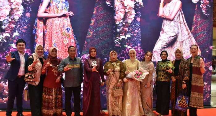 Ibu Purnama Wulansari Mirza Dukung Penuh Perjuangan Intan Kartika Putri Astari dalam Ajang Pemilihan Puteri Indonesia 2025