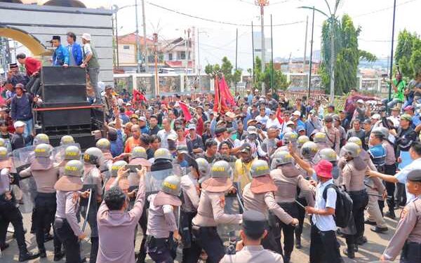 10 Polisi Terluka Saat Amankan Aksi Petani Singkong di Kantor Gubernur Lampung