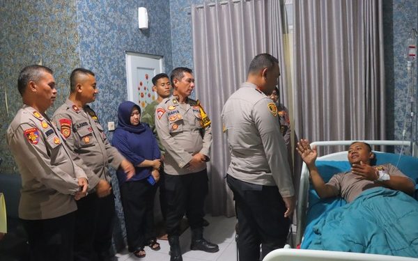 Kapolresta Bandar Lampung Besuk 2 Anggota Polri Yang Terluka Saat Kawal Aksi Unjuk Rasa di DPRD Lampung