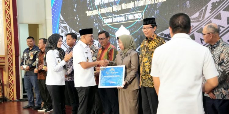 Rektor Terima Penghargaan atas Kolaborasi dalam Penyusunan RPJMD Provinsi Lampung 2025–2029