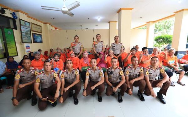 Taruna Akademi Kepolisian Gelar Bakti Sosial di Rumah Perlindungan Lansia