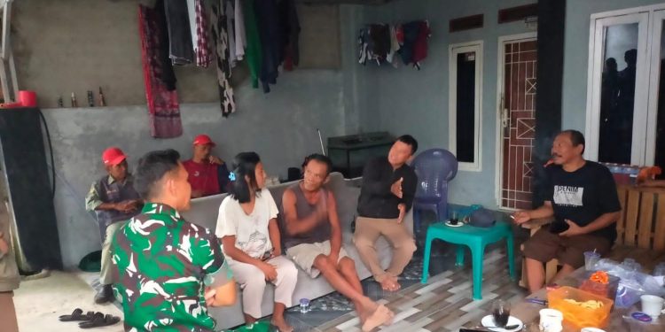 Babinsa Koramil 410-01/PJG Jalin Silaturahmi dengan Warga Binaan melalui Anjang Sana di Kampung Ciakong