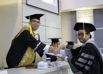 Dosen Unsera Raih Gelar Doktor dari Unila, Kupas MD&A dan Reaksi Pasar