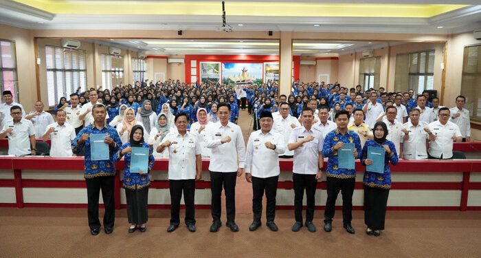 Serahkan SK Pengangkatan CPNS dan PPPK Formasi Tahun 2024, Bupati Egi: Harus Satu Komando