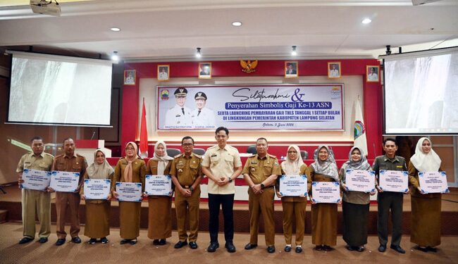 Bupati Egi Serahkan Gaji-TPP ke-13 ASN dan Launching Gajian THLS Setiap Tanggal 1