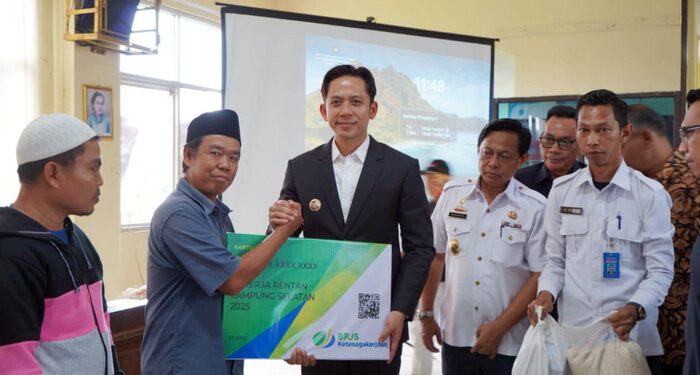 Tak Hanya Simbolis! Bupati Egi Serahkan Santunan & BPJS untuk Pekerja Rentan