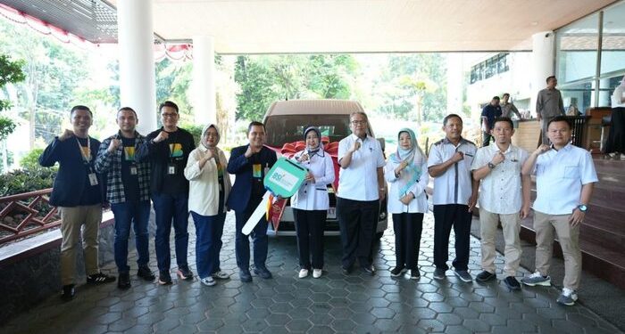 BSI Serahkan Satu Unit Mobil Hiace kepada Unila