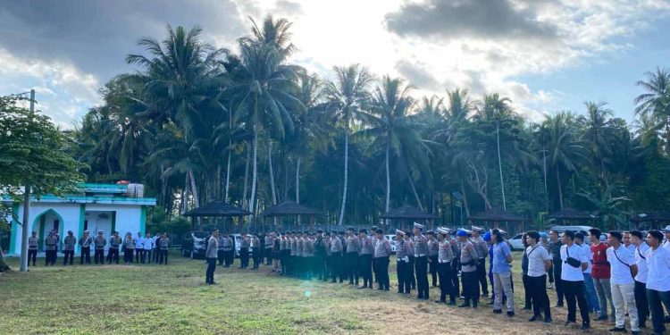Polres Pesibar Cek Kesiapan Personel Operasi Tuhuk Kratau 2025 di Pantai Tanjung Setia