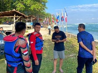 Jamin Rasa Aman Wisatawan WSL Krui Pro, Polisi Gencarkan Patroli Jalan Kaki di Pantai Karang Nyimbor