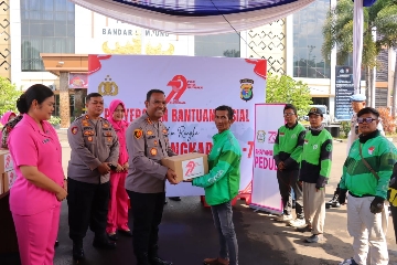 Driver Ojol di Bandar Lampung Dapat Sembako dan Cek Kesehatan Gratis dari Polisi