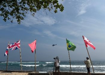 Patroli Udara dengan Helikopter Polri untuk Pengamanan WSL Krui Pro 2025